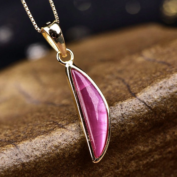 Colgante de rubí natural exclusivo sin reserva Una creación de precisión geológica y paciencia.- 2.46 g