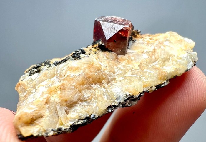 Zircón Cristal sobre matriz - Altura: 40 mm - Ancho: 25 mm- 11.8 g - (1)